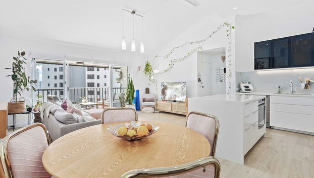 Hillside in the heart of Burleigh - Foto 3, Servicio de comidas en la habitación