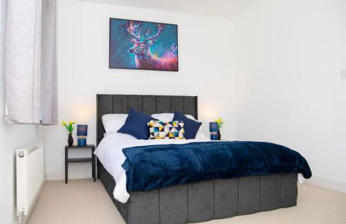 Lavish 4-Bedrooms with Modern Home Features - Guest 8 - Hi-Speed Wi-Fi - Luxury Garden - Private Ample Parking - Foto 1