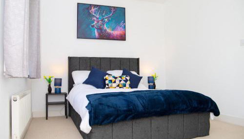 Lavish 4-Bedrooms with Modern Home Features - Guest 8 - High-Speed Wi-Fi - Luxury Garden - Private Ample Parking - Foto 1