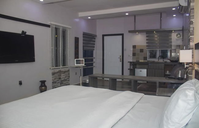 Premiership UK Suites - Photo 11