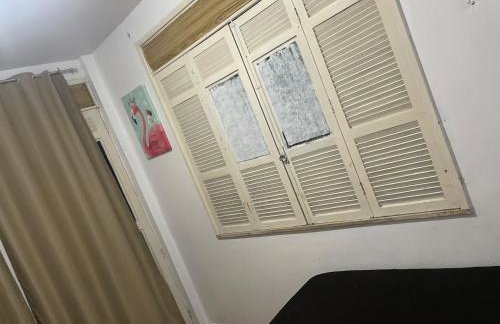Quarto com sacada possui cama de casal, ventilador e guarda-roupa - Photo 12