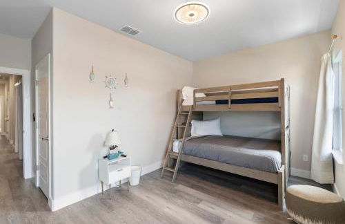 Stylish Townhouse with BBQ, Pool & Near Beach - Foto 25