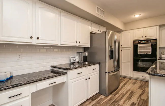 Massive 5 Bdrm Getaway W/pool, Hot Tub, Game Room! - Photo 17