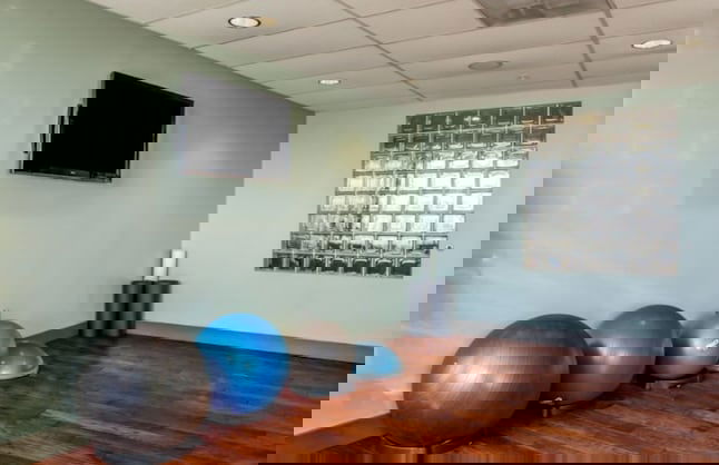 Global Luxury Suites at The Village - Photo 46