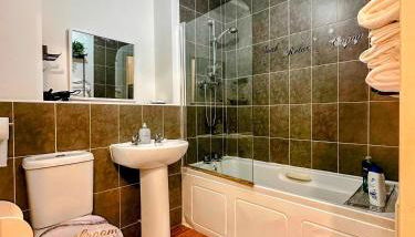 Contractor-Friendly 2BR Gem Wi-Fi Free Parking - Foto 3