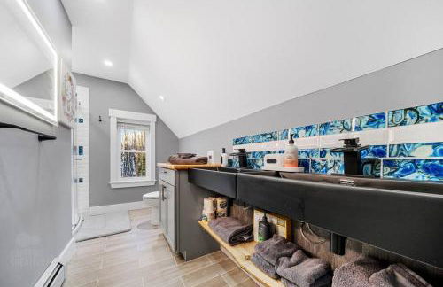 New Sunday River Ski Retreat with Hot Tub Spa - FirePit Sleeps 16 - Foto 69