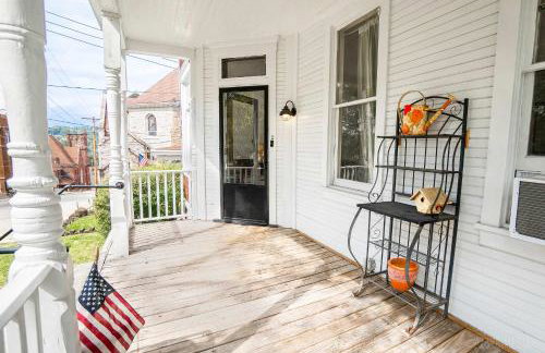 Step Back in Time Charming Victorian with Modern Amenities - Foto 6