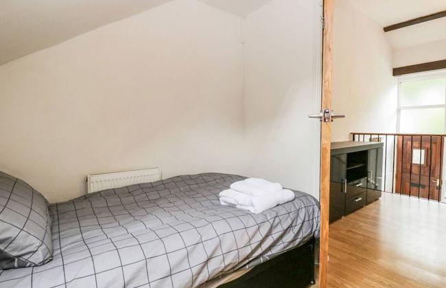 COACH HOUSE - Photo 1