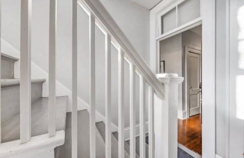 Retro 1BR in Elizabeth with Porch & Eclectic Design - Foto 23