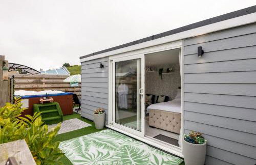 Adorable private couples retreat with hot tub - Photo 2