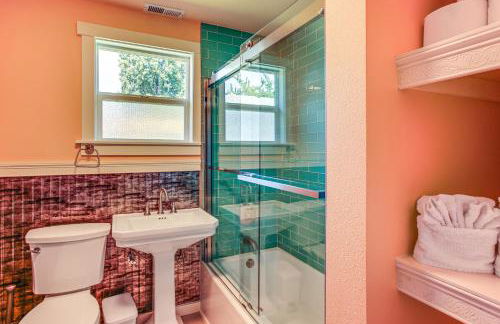 2 Mi to Dtwn Tacoma Charming Home with Deck and Yard! - Foto 15