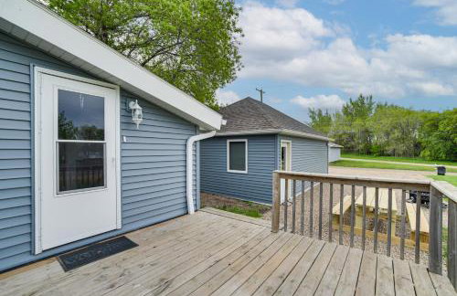 Serene Devils Lake House with Deck and Fire Pit! - Foto 21