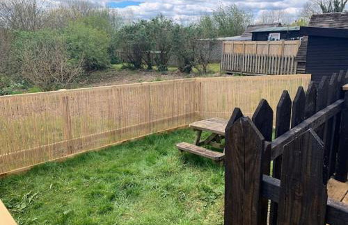 Robin Nest - Cosy Shepherd's Hut Hideaway - Photo 11