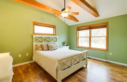 Lakefront Poconos Family Home with Pool Access - Foto 19