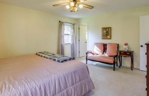 Charming Paris Home with Porch Hunt and Unwind! - Foto 13