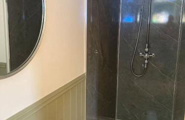 Wood Lodge - Photo 2