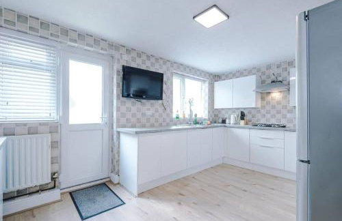 Classic 4 Bedroom House in Wirral with WiFi & Parking Sleeps 9 by PureStay - Foto 25