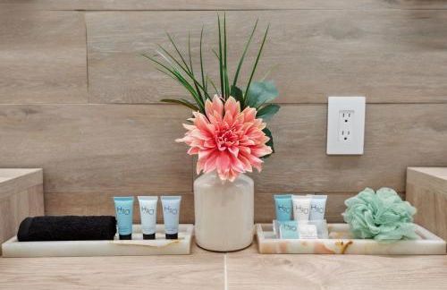 Luxury Modern Waterfront House in BEST Location! King Bed Suite & Close to Beach - Photo 19