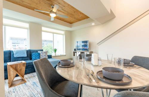 RiverWalk PentHouse Oasis w/Free Parking Gym Pool - Photo 45