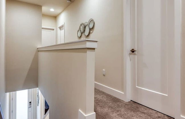 Spacious New Modern Retreat - Foto 33