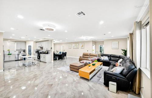 Spacious 6BR Stay with Parking and Near DTLA - Foto 32