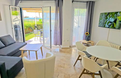 On Beach Deluxe Apartment with Pools and own Garden - Foto 30