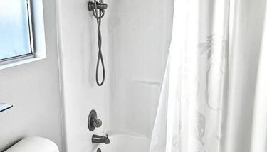Coastal Charm · Modern Comfort · Ocean View! - Foto 4, Shower