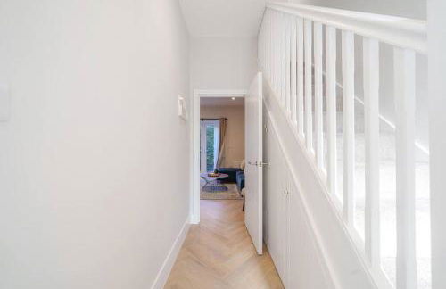 Cosy Tooting Retreat: 2-Bed Gem - Photo 9