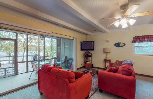 Bring Your Boat! Lake Murray Haven with Deck and Dock - Foto 3