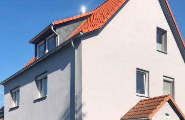 Modernes Zimmer mit Küchenzeile und Bad - Foto 10