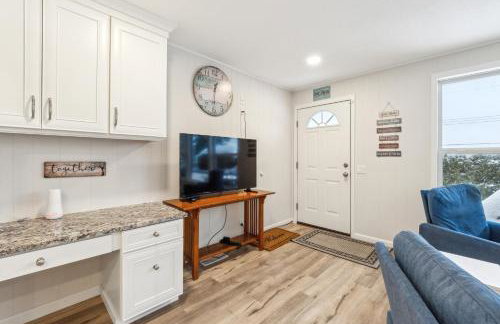 Beautiful Torch Lake House with Beach Access home - Foto 27