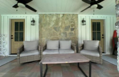 Tranquil Mountain Escape Luxurious 5-Bedroom Farmhouse with Pool - Foto 32