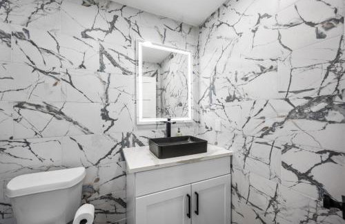 Chic & Cozy Montrose Apt with Pool & Parking - Foto 18