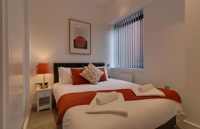 Apartment Sleeps 2 With Free Parking - Photo 2