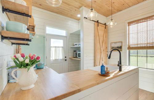 4-Acre Plot Farmhouse-Chic Retreat in Forest! - Foto 8