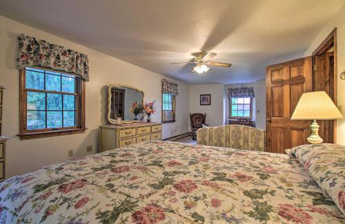 Waterfront New England House on Wickaboag Lake! - Foto 14