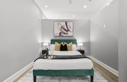 Skyline VIEWS, 5 mins to Downtown, Free Parking - Photo 15