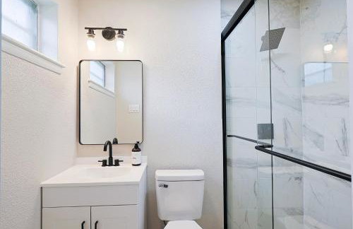 Luxury 4BR Retreat 10 Mins to Downtown & Lake - Photo 30