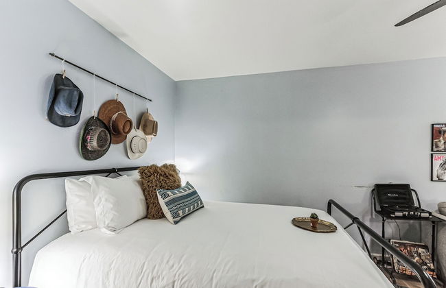 Trendy Studio for 4 w/ Community Pool! - Photo 2