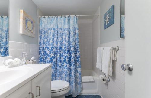 Spacious 3BR Beachfront Condo with Balcony & Parking - Foto 30