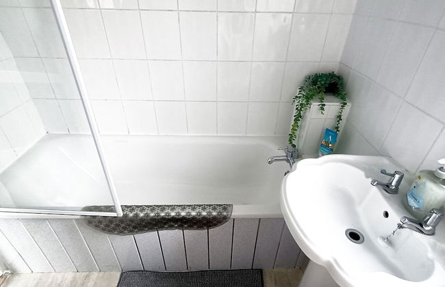 Cozy 3-Bed Family Home with Free Parking - Foto 45