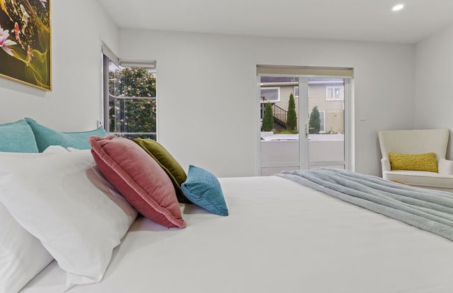 High-end Modern Villa Spa Pool & Views - Photo 5