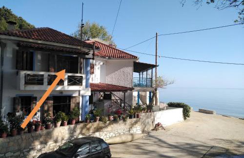 Kamari Beach guest house - Photo 2