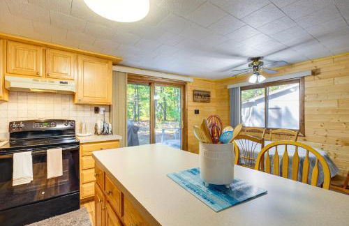 2 Blocks to Boat Ramp Higgins Lake House with Grill - Foto 7