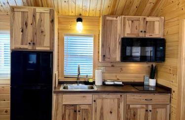 2 Bedroom Log Cabin on Lake James with Loft- Private Resort Amenities - Foto 3