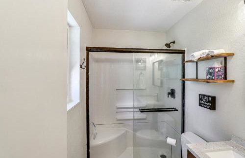 Near Woodland Lake Park Home with Fire Pit! - Foto 14