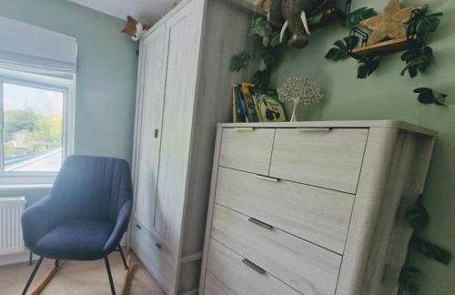 South Coast New Forest Holiday Home-4 Bed-Sleeps 8-Spacious-Parking-EV Dock-Large Garden-Playground-Great for Families-Groups-Professionals - Foto 18