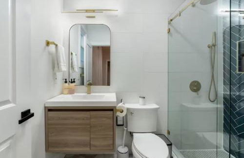 Chic 3BR-4BD-3Bath Oasis with Backyard Near NYC - Foto 20