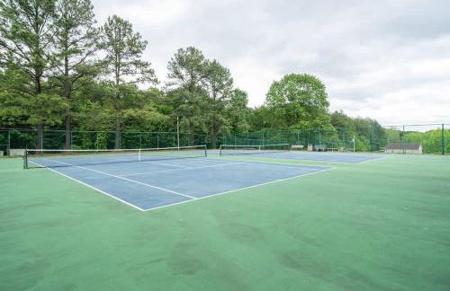 Secluded Retreat w Hot Tub, FirePit & Pool Access - Foto 42