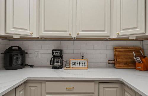 Luxe 4BR 2BTH l Pool & Grill l Central Location l Mountain View l Family Vacation l RV Site - Foto 13